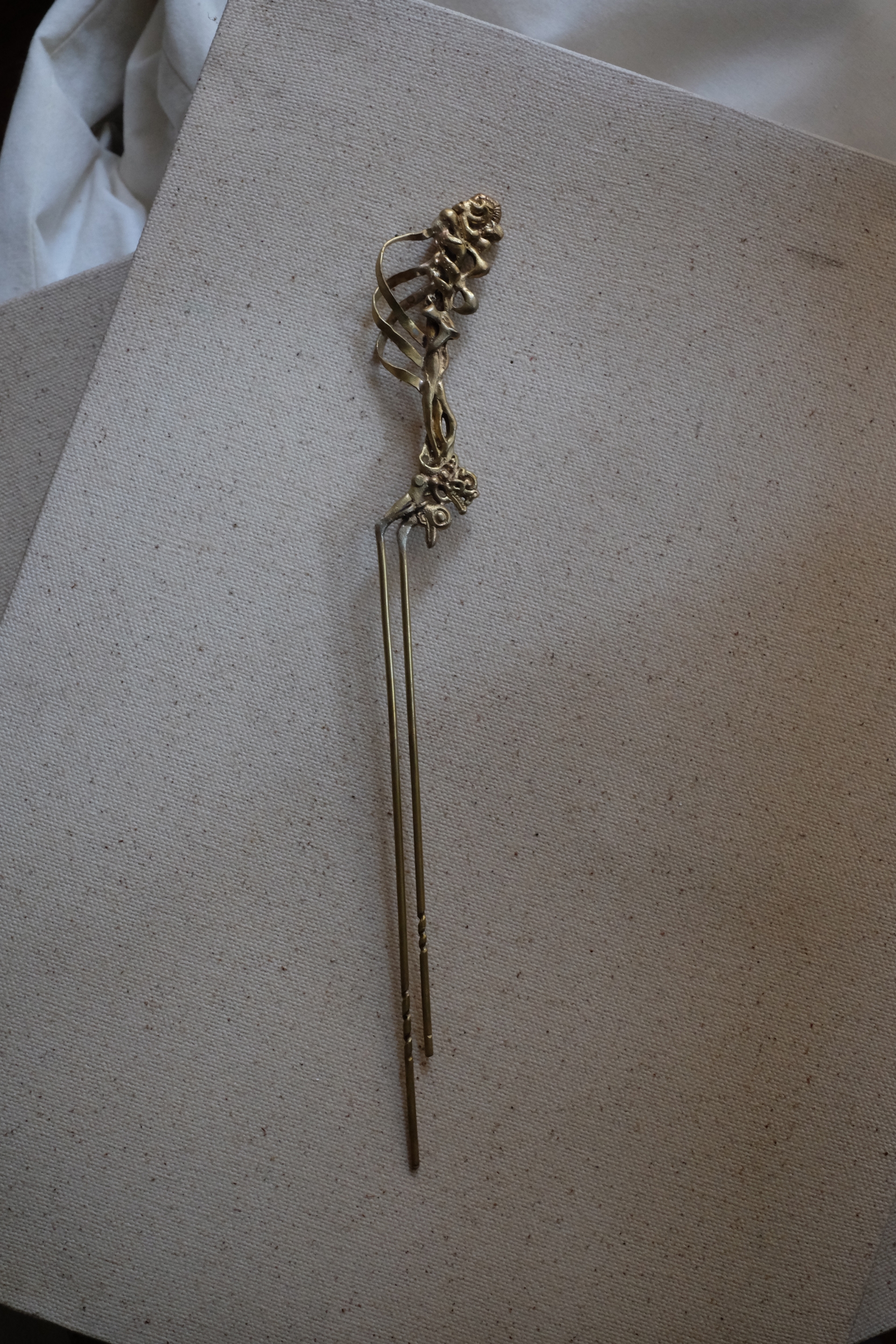 ANKOLE HAIRPIN BRASS